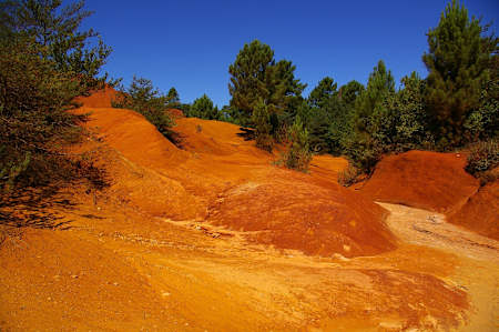 Le Colorado provençal niché dans la commune de Rustrel, dans le Vaucluse, est une ancienne carrière d’ocre à ciel ouvert dont les falaises rappellent celles des grands parcs naturels des États-Unis.