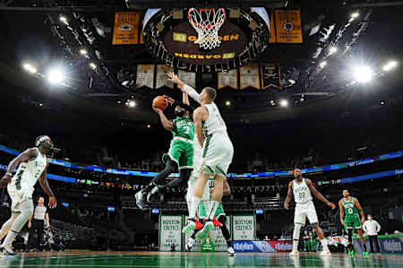 Jaylen Brown in Action kurz vor einem Wurf in den Korb. 