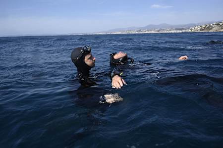 Arnaud Jerald and Charles Caudrelier in preparation for an apnea