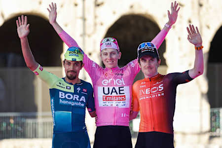 Dani Martínez finishes on the podium of the Giro d'Italia