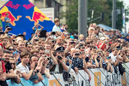 Болельщики на шоу команды Ф1 Red Bull