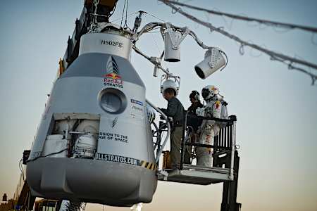 Ο Felix Baumgartner μπαίνει στο διαστημικό θαλαμίσκο για την τελική επανδρωμένη αποστολή του Red Bull Stratos