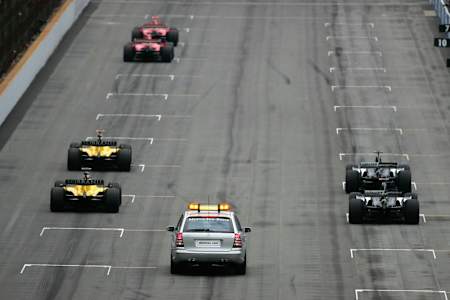 Seis coches en la parrilla de Indianápolis 2005