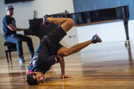 Ricciardo break dancing