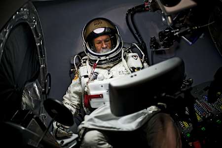 Ο Felix Baumgartner από την Αυστρία κάθεται μέσα στην κάψουλα λίγο πριν την τελική επανδρωμένη πτήση του Red Bull Stratosστο διαστημικό θαλαμίσκο