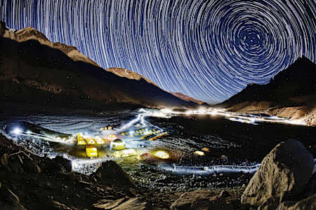 Basislager lange Blende bei Nacht