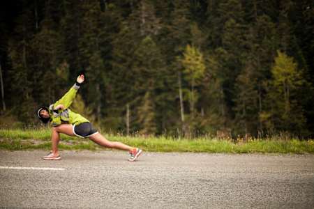 Langstreckenläuferin Zoë Romano beim Stretching.