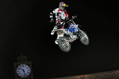 Tom Pages in action in Madrid