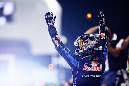 Sebastian Vettel von Red Bull Racing feiert 2010 in Abu Dhabi.