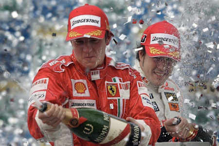 Kimi Räikkönen świętujący zdobycie pierwszego mistrzostwa w F1 podczas GP Brazylii w 2007 roku