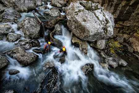 Le canyoning consiste à évoluer dans le lit d'un cours d'eau, en passant dans des gorges ou des ravins étroits.