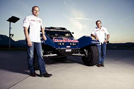 Timo Gottschalk und Carlos Sainz posieren mit ihrem Buggy SMG, mit dem sie die Rallye Dakar 2014 bestreiten werden.