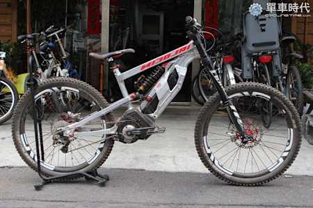 台灣罕見的電動下坡車，這是老闆Ike的珍藏，要價不斐