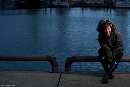 Leanne Pelosi sitzt lachend am Pool