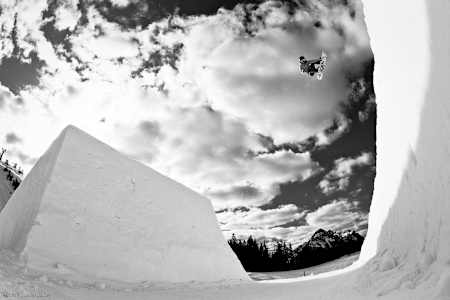 Schwarzweiß Bild von Leanne Pelosi, wie sie nach einem Sprung durch die Luft fliegt.