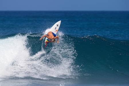 Jake Marshall ejecuta un top turn durante una exhibición de surf en la costa norte de Oahu, Hawai (EEUU) el 10 de febrero de 2014