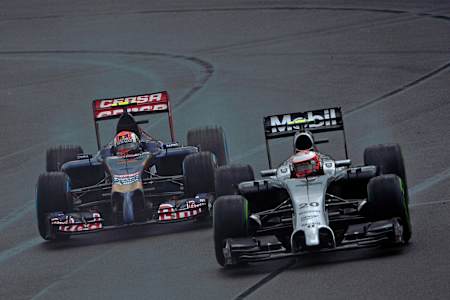 Daniil Kvyat y Kevin Magnussen durante el Gran Premio de Australia de Fórmula Uno 2014