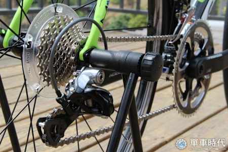 具備變速性能，公路車前後齒盤可運用的範圍較廣