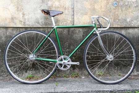 擁有相同概念，但「騎乘幾何」較一般場地車來得舒適