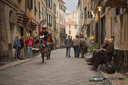 Finalborgo, mestece za obzidjem, z dušo tudi za "zunaj športnike"