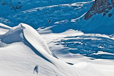 Travis Rice hebt bei den Dreharbeiten für Art of Flight in Alaska, USA richtig ab.