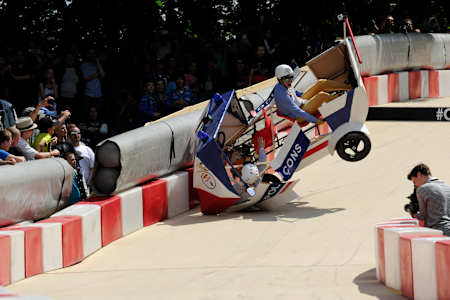 Crash der „Polizei“ beim Red Bull Seifenkistenrennen