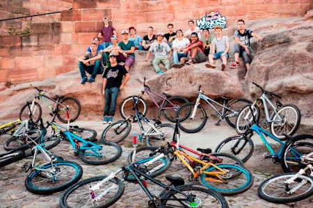 Gruppenbild mit Mountainbikes