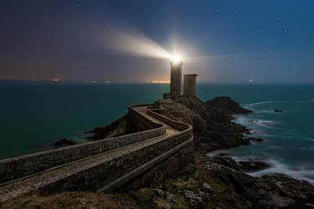 Der Leuchtturm Petit Minou Lighthouse im französischen Brest wacht über der Bucht von Brest bei Nacht.