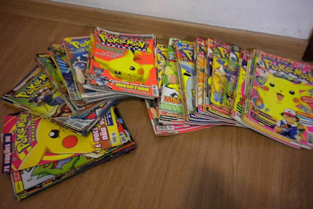 Uma pilha de edições da Pokémon Club Evolution