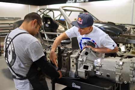 'Mad Mike' Whiddett, il re del drifting, al lavoro sulla RADBUL Mazda MX-5