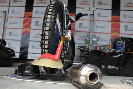 Deflektor zamontowany za tylną oponą