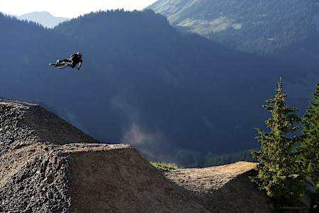 シャテルでビッグエアを披露するアンドリュー・ラコンデギ