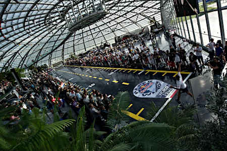 进口Red Bull主办的世界纸飞机大赛首次来到中国