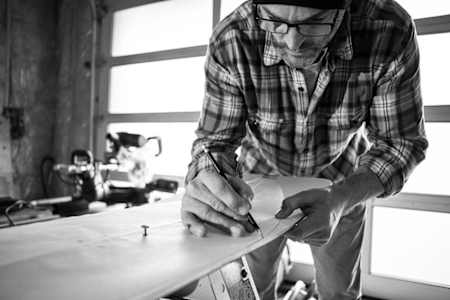 Mit ruhiger Hand wird die Outline übertragen.