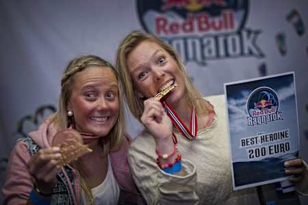 Linn Jorstad og Camilla Ringvold med hver sin medalje.