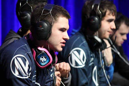 Karma competindo com o time EnVyUs