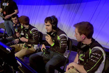 Joseph ‘Merk’ Deluca segurando seu headset