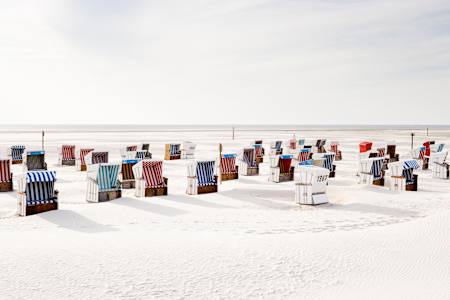 Korbsessel am Strand vom Schleswig-Holstein National Park, Deutschland
