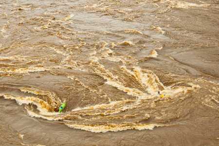 Steve Fisher kämpft sich aus einem Wurmloch