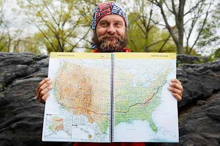 Ultracorredor Patrick Sweeney com o mapa de sua travessia pelos Estados Unidos, de Los Angeles a Boston, na qual ele completou em 114 dias.