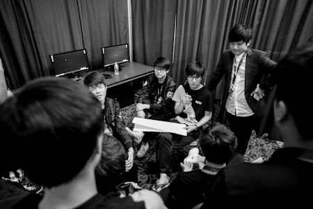 EDG strategizes between games