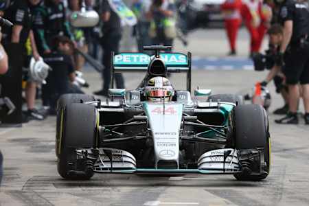 Il pilota della Mercedes Lewis Hamilton ai box durante il GP d'Austria 2015 a Spielberg