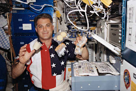 宇宙空間では食事も試練となる