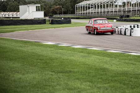 Andrew Jordan testa o seu Lotus Cortina antes do Goodwood Revival em 2015.