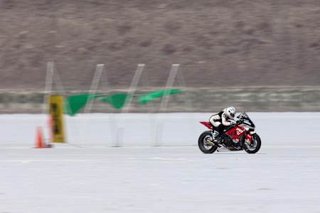 Valerie Thompson beim Rekord in den Bonneville Salt Flats