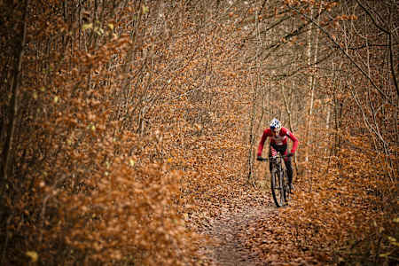 Simon Andreassen fietst in Holt, nabij Kopenhagen, Denemarken