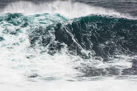 Pedro Scooby surfa bomba em Nazaré