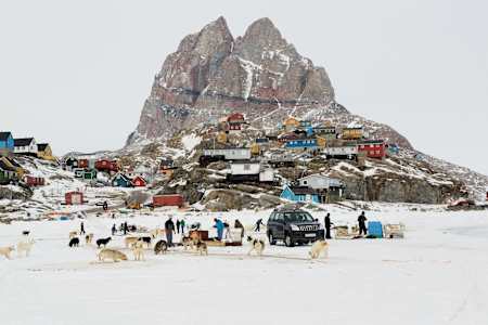 Grönland'da modern ve geleneksel yaşam bir arada Grönland'da modern ve geleneksel yaşam bir arada