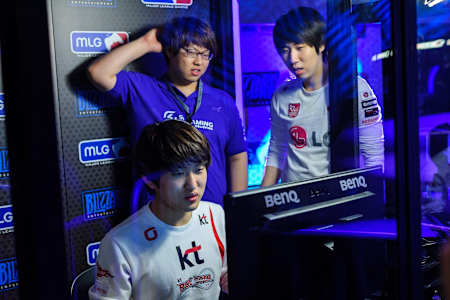 Starcraft eSport : Les joueurs pro MC et Mvp observent Flash.