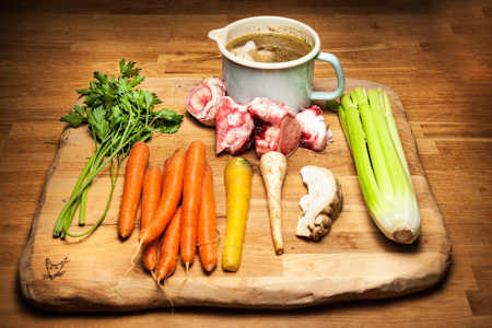 大骨炖肉汤 Ingredients for bone broth